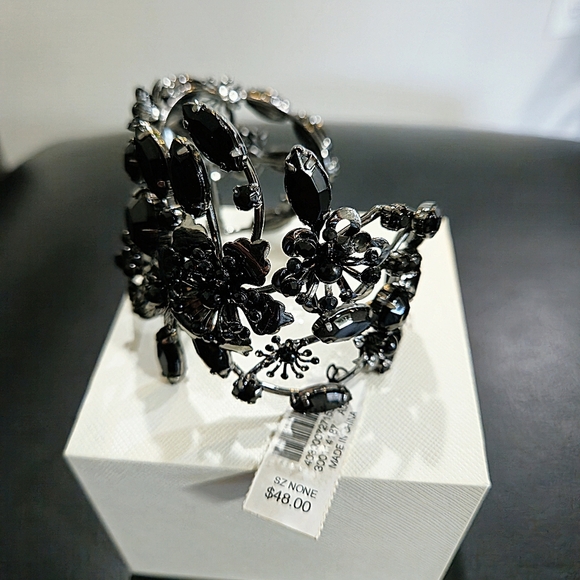 NWT WHBM Cuff Bracelet Floral Pattern Black Color Stones - Picture 8 of 9